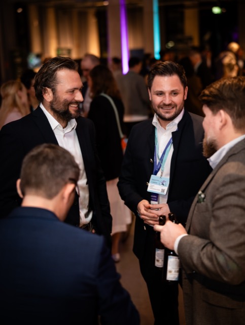 Networking am Abend.