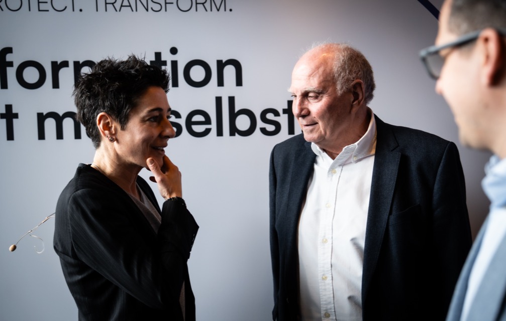 Dunja Hayali und Uli Hoeneß im Gespräch.
