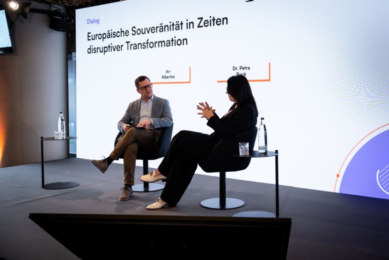 Dialogformat auf der CPT 2026: zwei Stühle, ein Thema